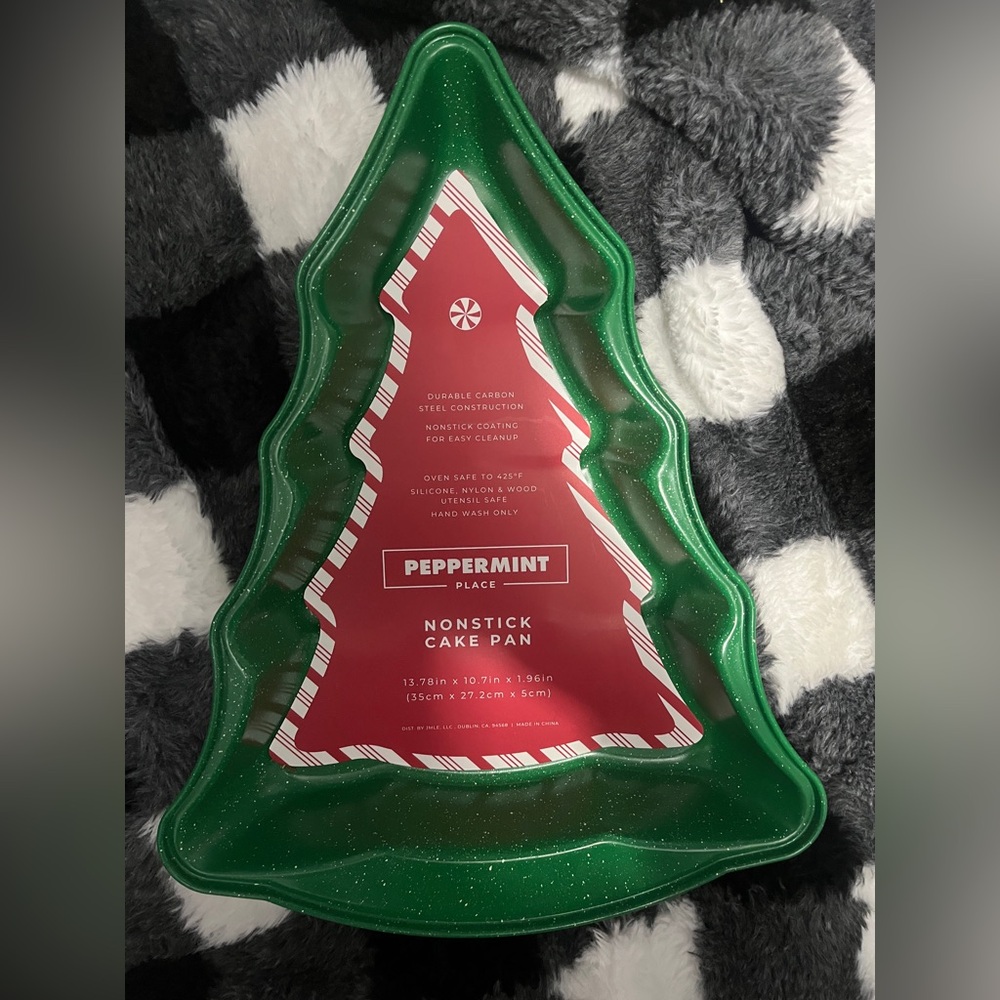 Peppermint Place Nonstick Cake Pan